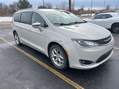 Used 2019 Chrysler Pacifica Limited w/ 8-pass Seating Package image 5