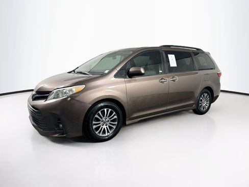 Used 2018 Toyota Sienna XLE FWD image 3