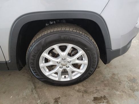 Used 2017 Jeep Cherokee Latitude w/ Cold Weather Group AWD/4WD image 37