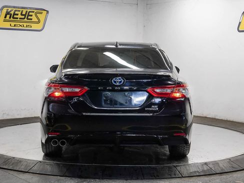 Used 2020 Toyota Camry SE w/ Sunroof Package FWD image 3