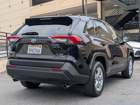Used 2019 Toyota RAV4 LE w/ Carpet Mat Package AWD/4WD image 13