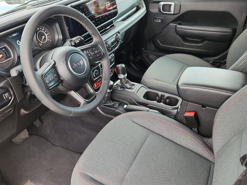 Used 2025 Jeep Wrangler Unlimited Rubicon AWD/4WD image 9
