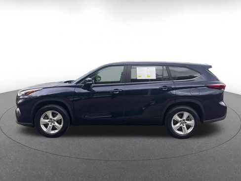 Used 2025 Toyota Highlander LE FWD image 7