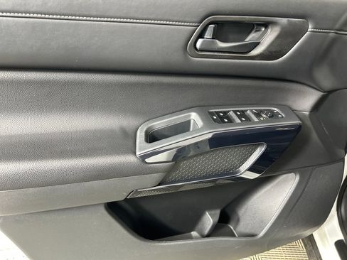 Used 2025 Nissan Pathfinder SV image 11