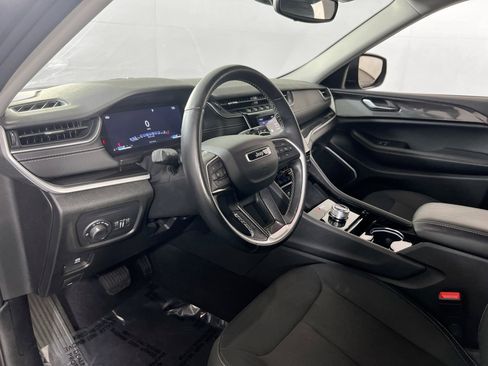 Used 2022 Jeep Grand Cherokee Laredo w/ Luxury Tech Group I image 9