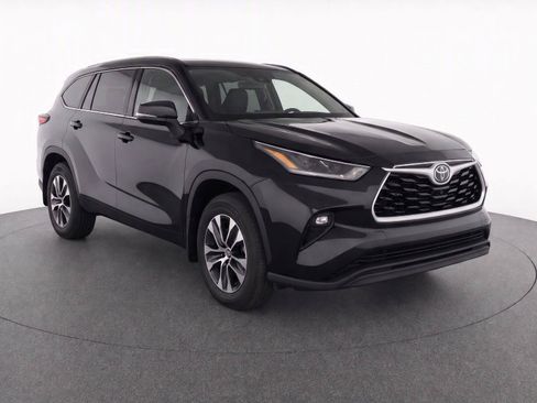 Used 2021 Toyota Highlander XLE AWD/4WD image 11