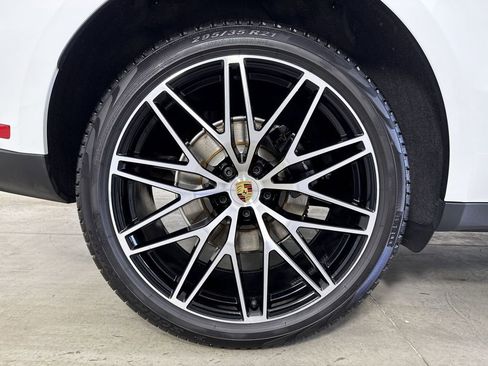 Certified 2026 Porsche Macan AWD/4WD image 16