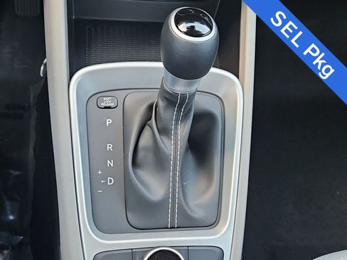 Used 2025 Hyundai Venue SEL FWD image 21