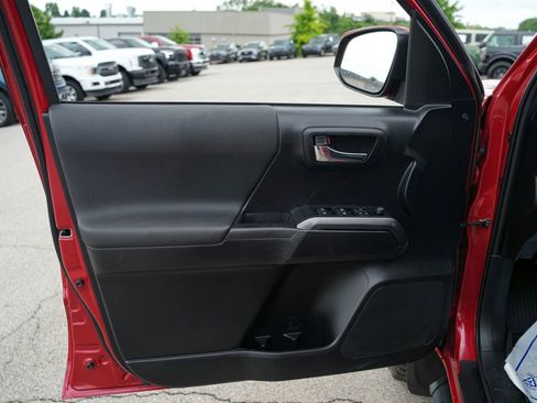 Used 2020 Toyota Tacoma TRD Sport w/ Technology Package AWD/4WD image 17