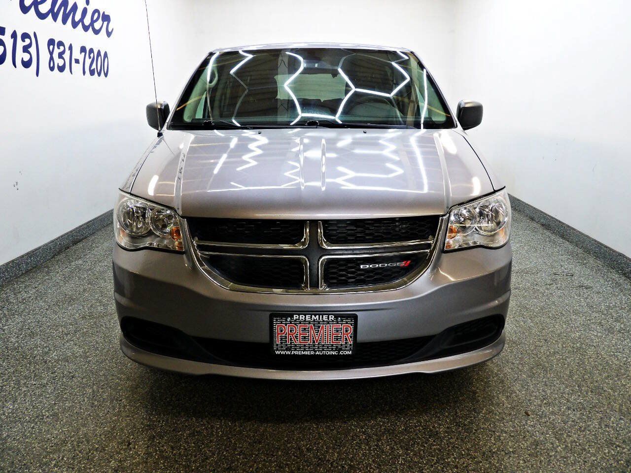 Used 2019 Dodge Grand Caravan SE w/ UConnect Hands-Free Group FWD image 2