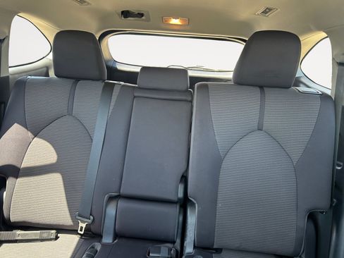 Used 2022 Toyota Highlander LE AWD/4WD image 13
