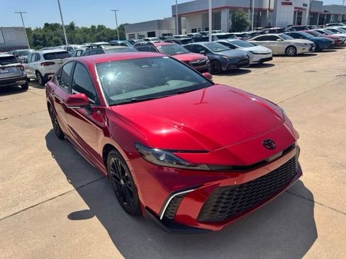 Used 2025 Toyota Camry SE w/ Convenience Package FWD image 9