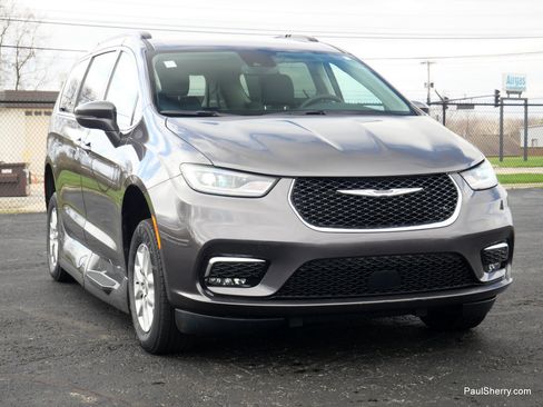 Used 2022 Chrysler Pacifica Touring-L image 26