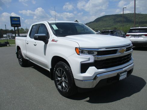 Used 2024 Chevrolet Silverado 1500 LT AWD/4WD image 3