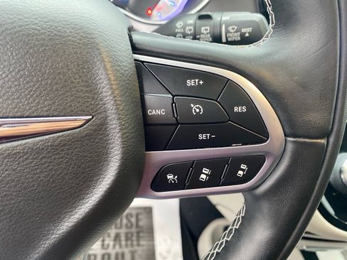 Used 2022 Chrysler Pacifica Touring-L image 17