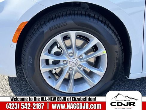 New 2026 Chrysler Pacifica Select image 11