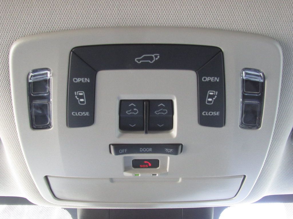 Used 2025 Toyota Sienna XLE FWD image 30