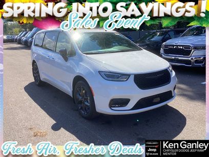 New 2026 Chrysler Pacifica Limited w/ Uconnect Theater Family Group