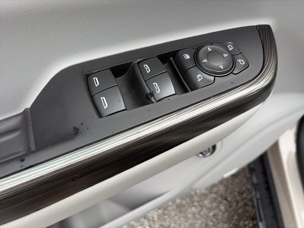 Used 2023 GMC Acadia SLT w/ Technology Package FWD image 19