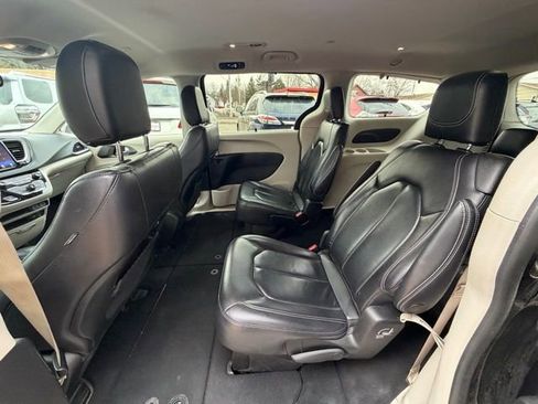 Used 2022 Chrysler Pacifica Touring-L FWD image 15