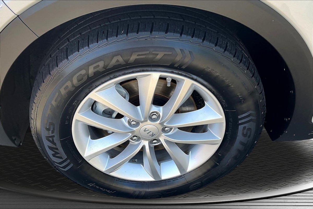 Used 2016 Kia Sorento L FWD image 32