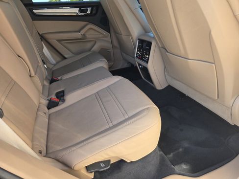 Used 2022 Porsche Cayenne S image 9