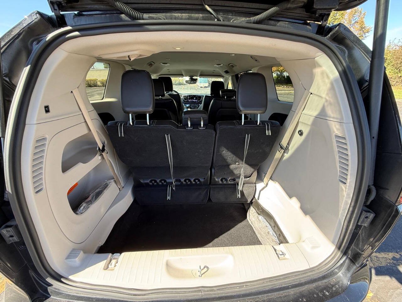 Used 2024 Chrysler Pacifica Touring-L FWD image 20