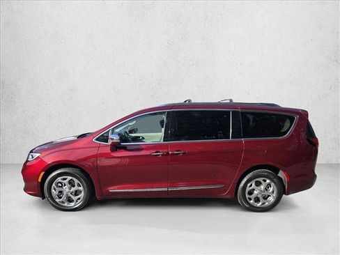 Used 2021 Chrysler Pacifica Limited image 8