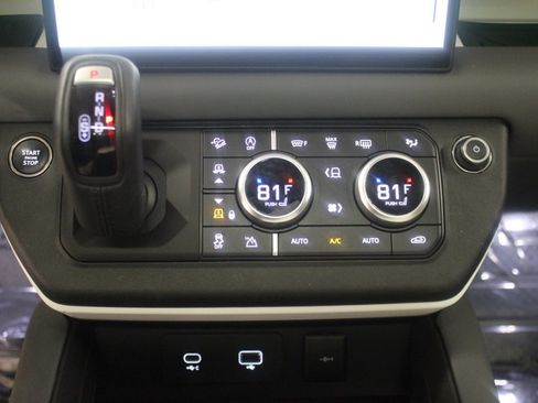 Used 2023 Land Rover Defender 130 SE image 34