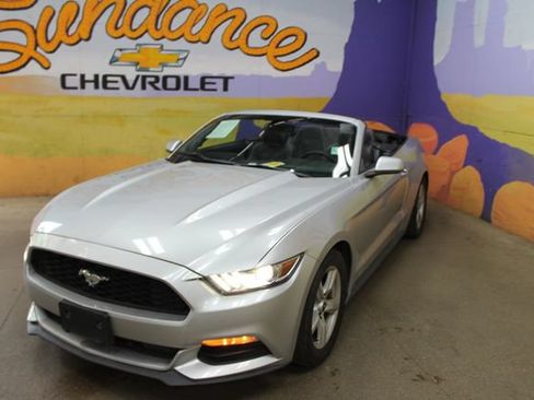 Used 2016 Ford Mustang Convertible RWD image 4