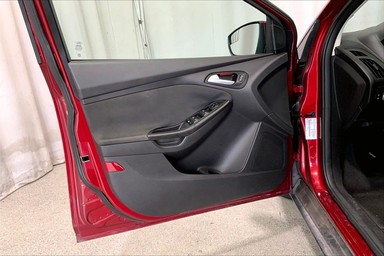 Used 2015 Ford Focus SE w/ Equipment Group 201A FWD image 21