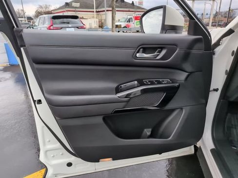 Used 2022 Nissan Pathfinder SV AWD/4WD image 18