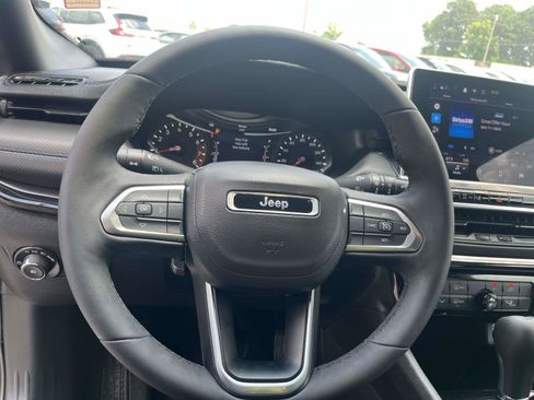 Used 2026 Jeep Compass Latitude AWD/4WD image 16