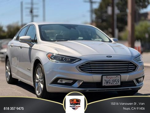 Used 2017 Ford Fusion SE w/ Equipment Group 602A FWD image 1