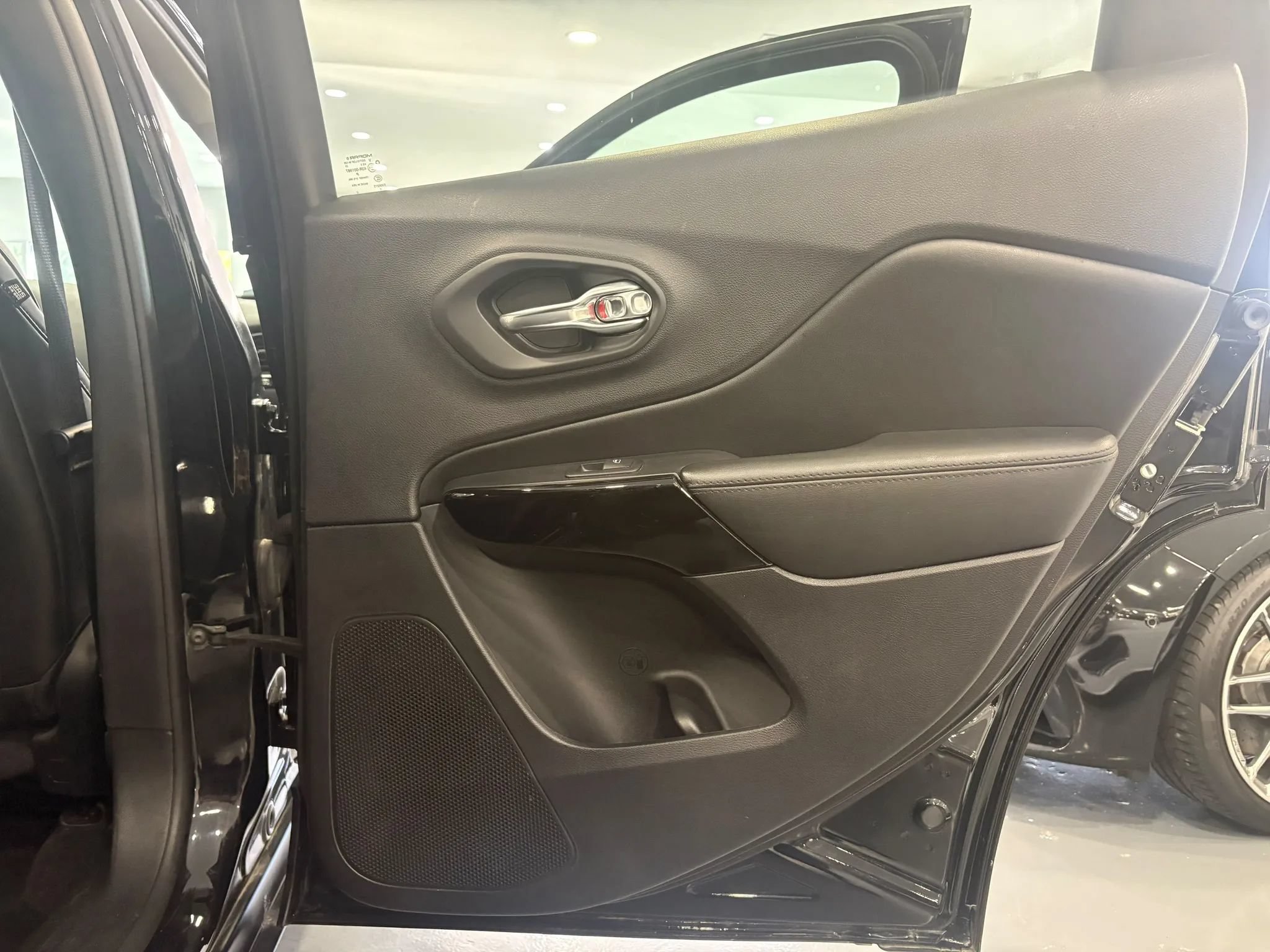 Used 2020 Jeep Cherokee Latitude Plus AWD/4WD image 28