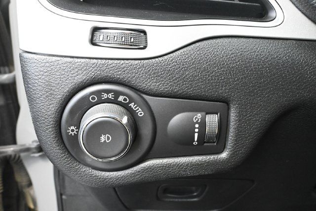 Used 2019 Jeep Cherokee Latitude AWD/4WD image 24