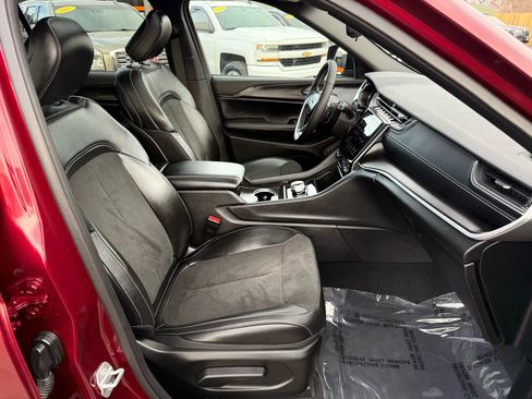 Used 2024 Jeep Grand Cherokee L Altitude image 24