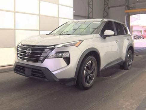 Used 2024 Nissan Rogue SV FWD image 2