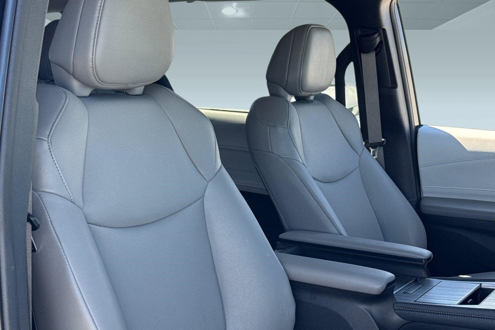 Used 2025 Toyota Sienna XLE FWD image 33