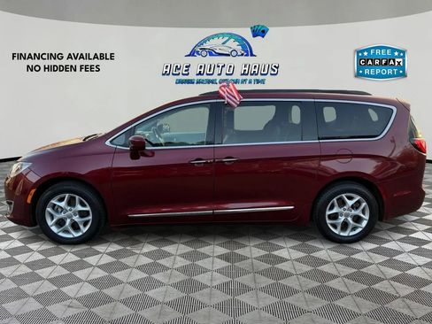 Used 2017 Chrysler Pacifica Touring-L w/ Tire & Wheel Group image 4