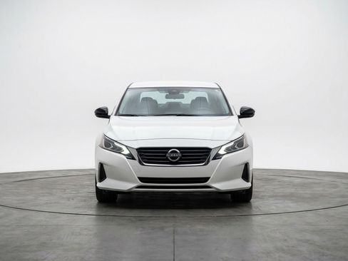Used 2025 Nissan Altima 2.5 SV FWD image 2