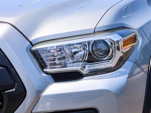 Used 2019 Toyota Tacoma TRD Off-Road AWD/4WD image 20