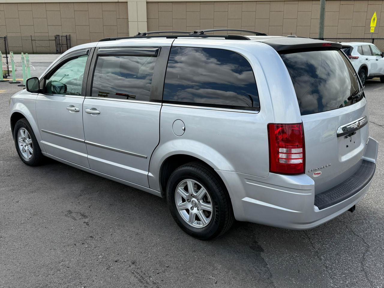 Used 2010 Chrysler Town & Country Touring FWD image 3