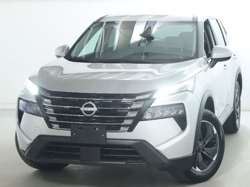 Used 2025 Nissan Rogue SV image 3