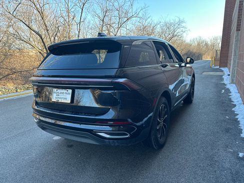 Used 2024 Lincoln Nautilus Premier image 8