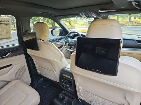 Used 2023 Jeep Grand Cherokee L Limited w/ Luxury Tech Group II AWD/4WD image 16