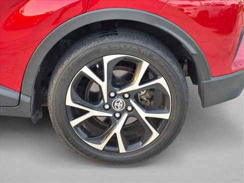 Used 2020 Toyota C-HR XLE FWD image 6