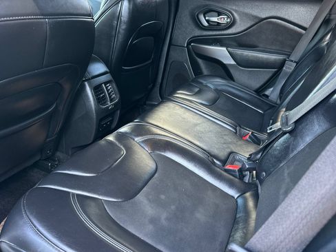 Used 2019 Jeep Cherokee Latitude Plus AWD/4WD image 12