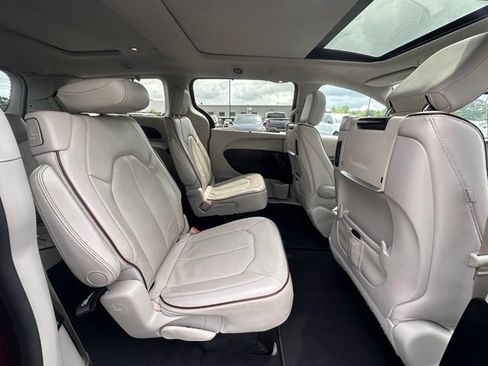 Used 2019 Chrysler Pacifica Limited w/ Tire & Wheel Group FWD image 33