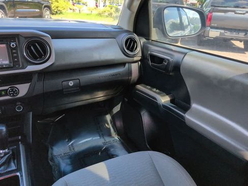 Used 2018 Toyota Tacoma SR5 AWD/4WD image 16
